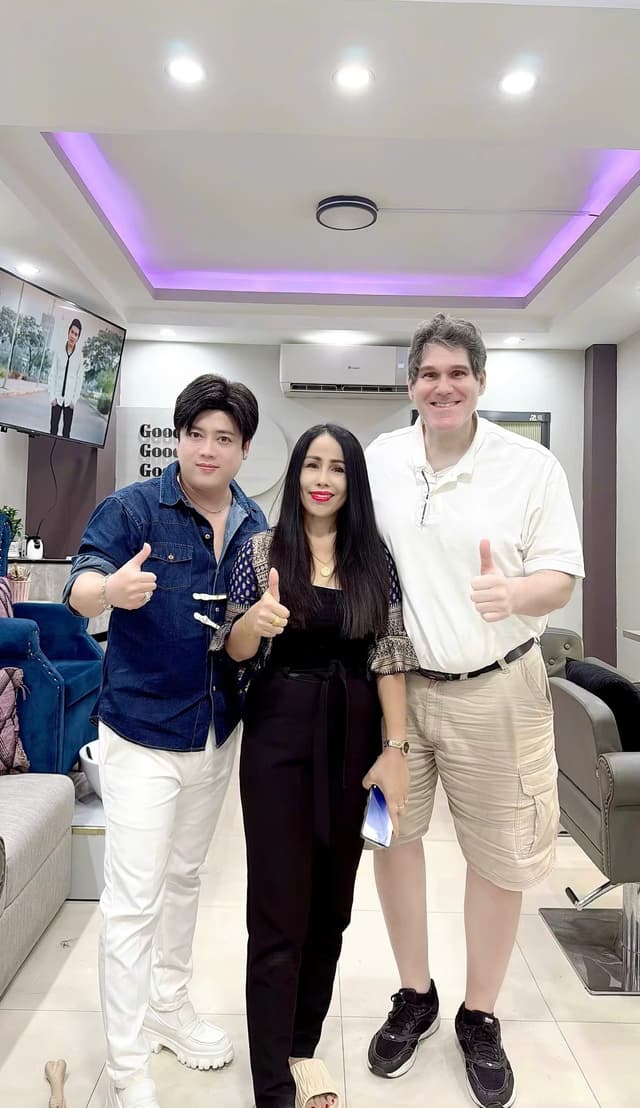 Khách quốc tế hài lòng tại Salon Bình Minh Đà Nẵng