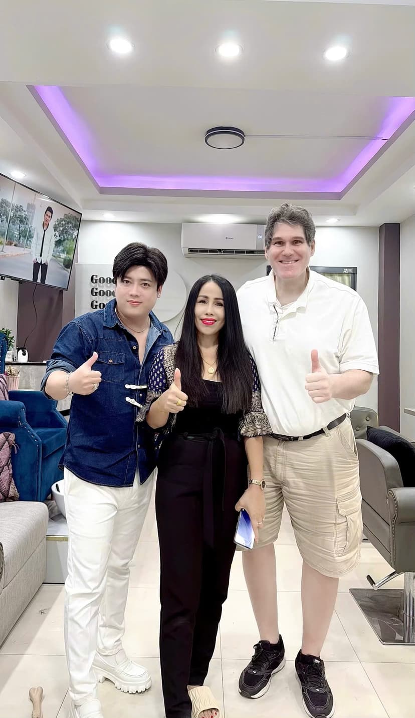 Chụp ảnh cùng khách quốc tế tại Salon Bình Minh Đà Nẵng