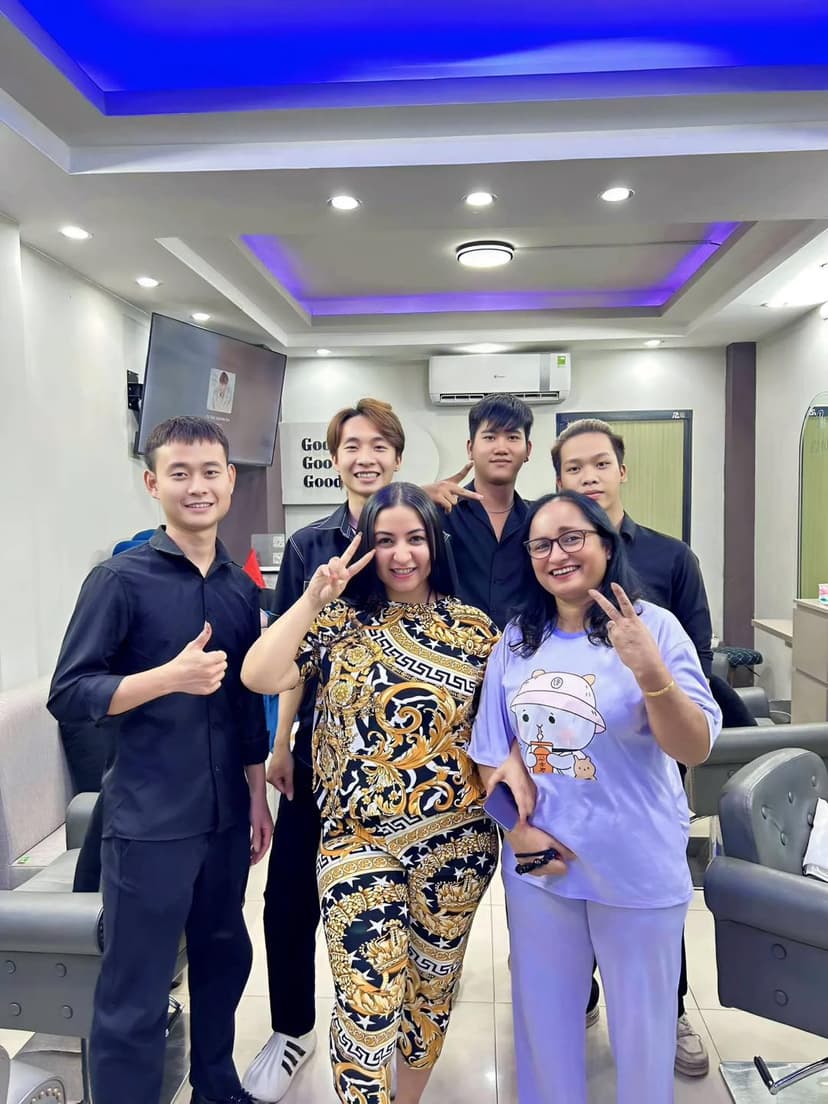Khách hàng tại Salon Bình Minh - tiệm tóc thân thiện Đà Nẵng