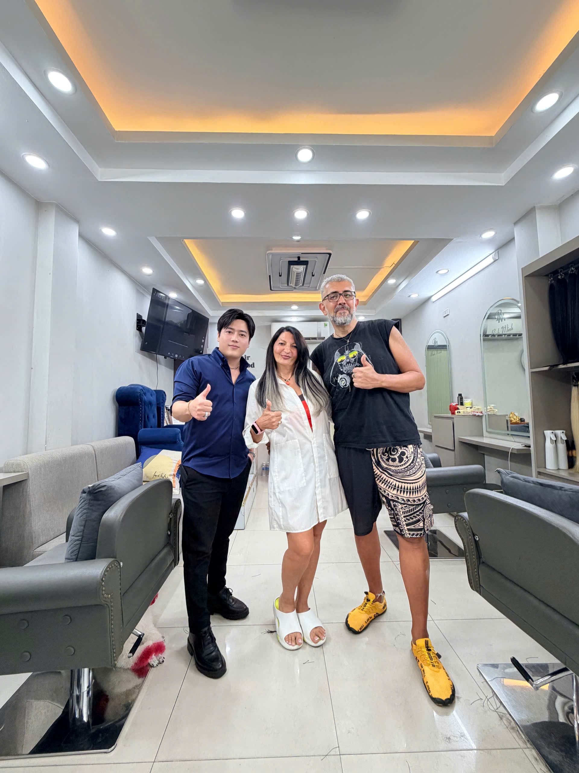 Kỹ thuật viên Salon Bình Minh cùng khách quốc tế nối tóc Đà Nẵng