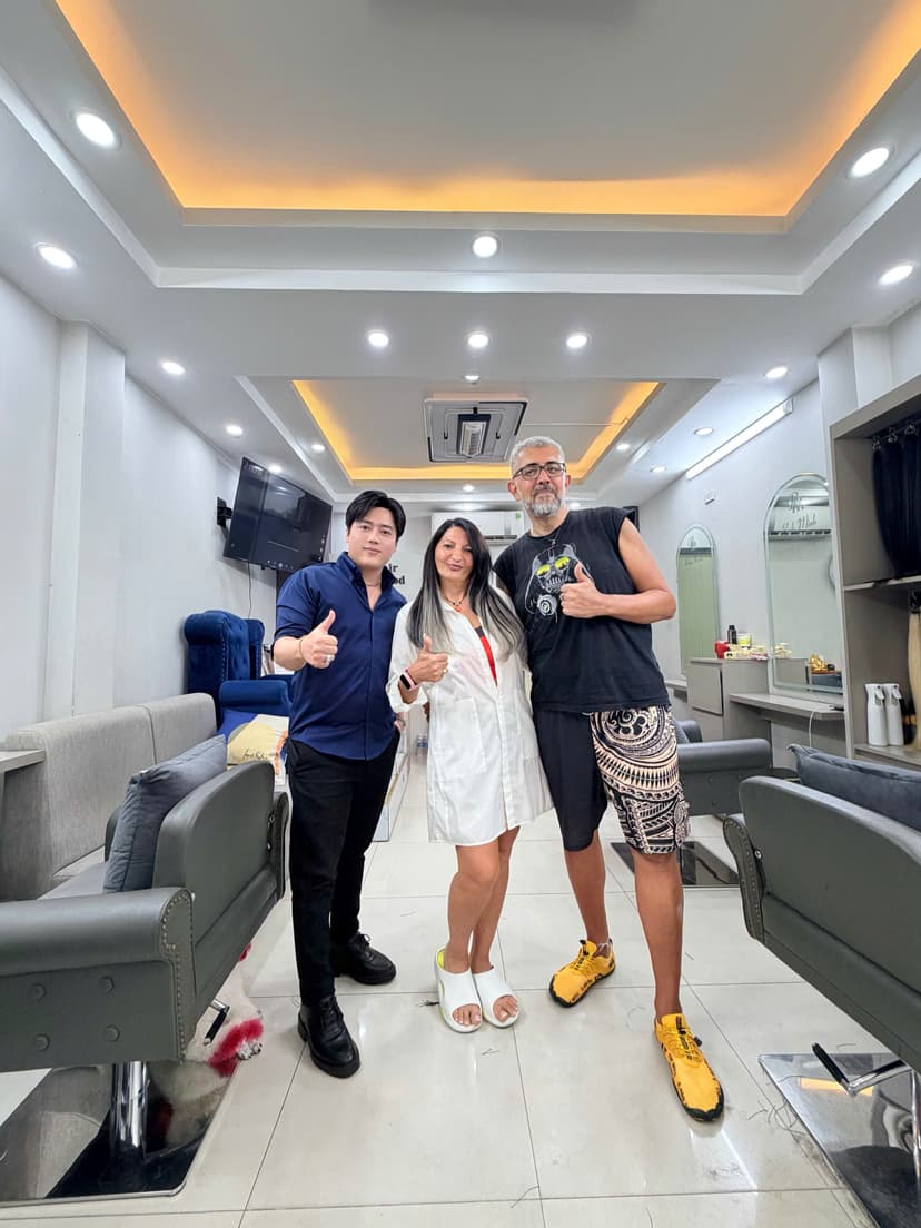 Kỹ thuật viên Salon Bình Minh cùng khách quốc tế sau nối tóc Đà Nẵng
