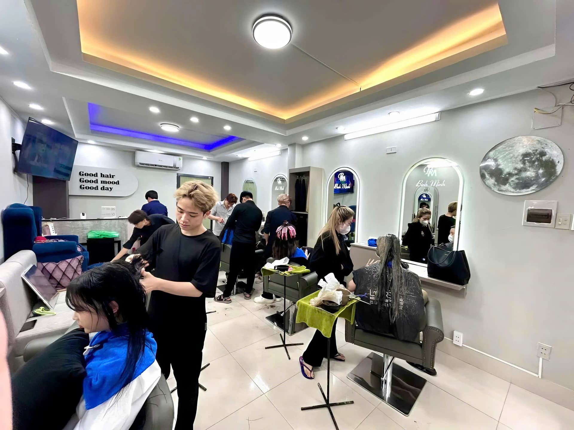 Không gian Salon Bình Minh nhộn nhịp - tiệm tóc uy tín Đà Nẵng