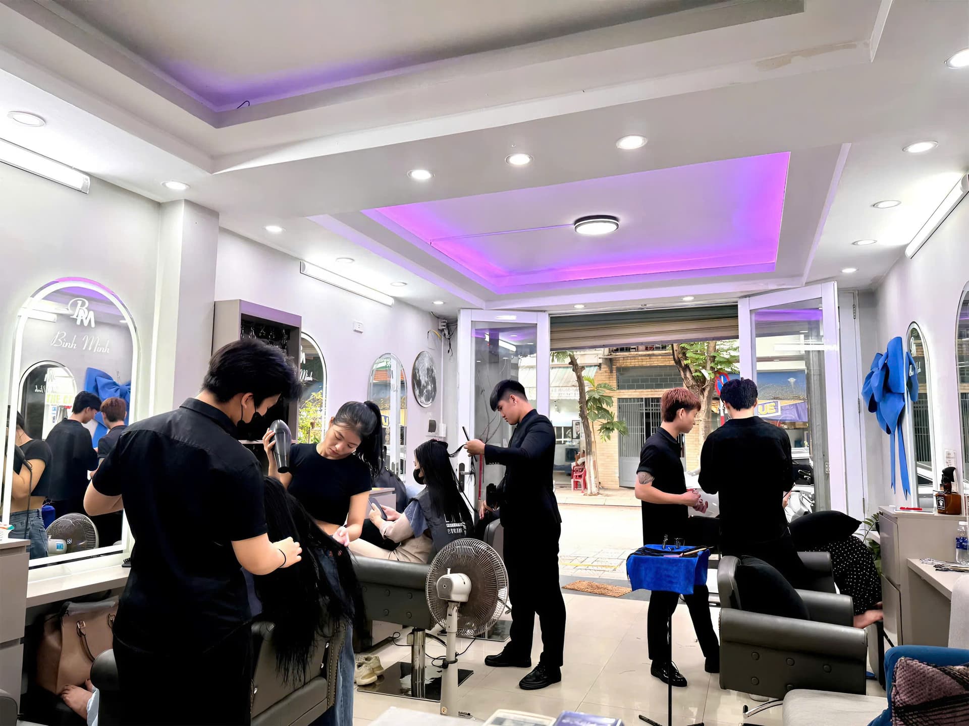 Không gian Salon Bình Minh nhộn nhịp - đội ngũ phục vụ chuyên nghiệp Đà Nẵng